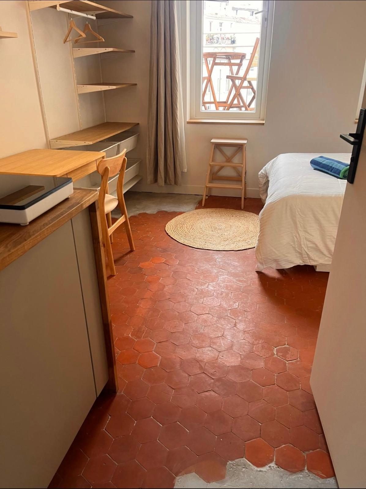 Pièce avec sol en carrelage terracotta hexagonal, Marseille