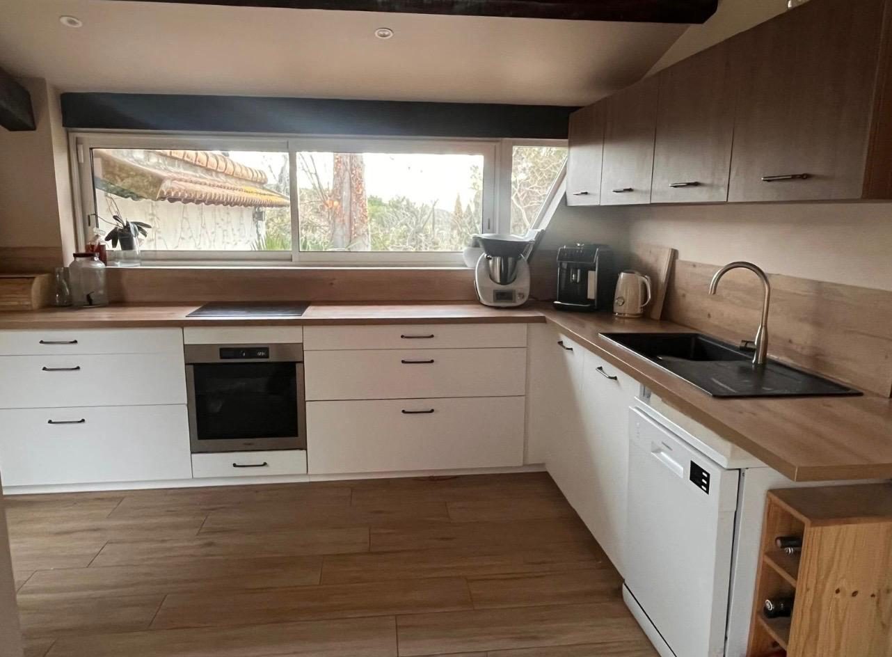 Cuisine blanche avec plan de travail bois, vue sur jardin, Les Pennes-Mirabeau