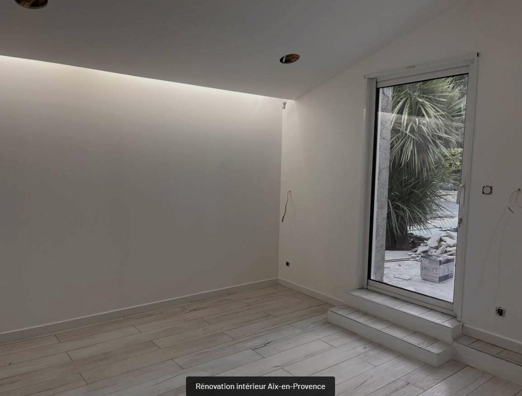 Rénovation intérieure d'une pièce, sol et accès jardin, Aix-en-Provence